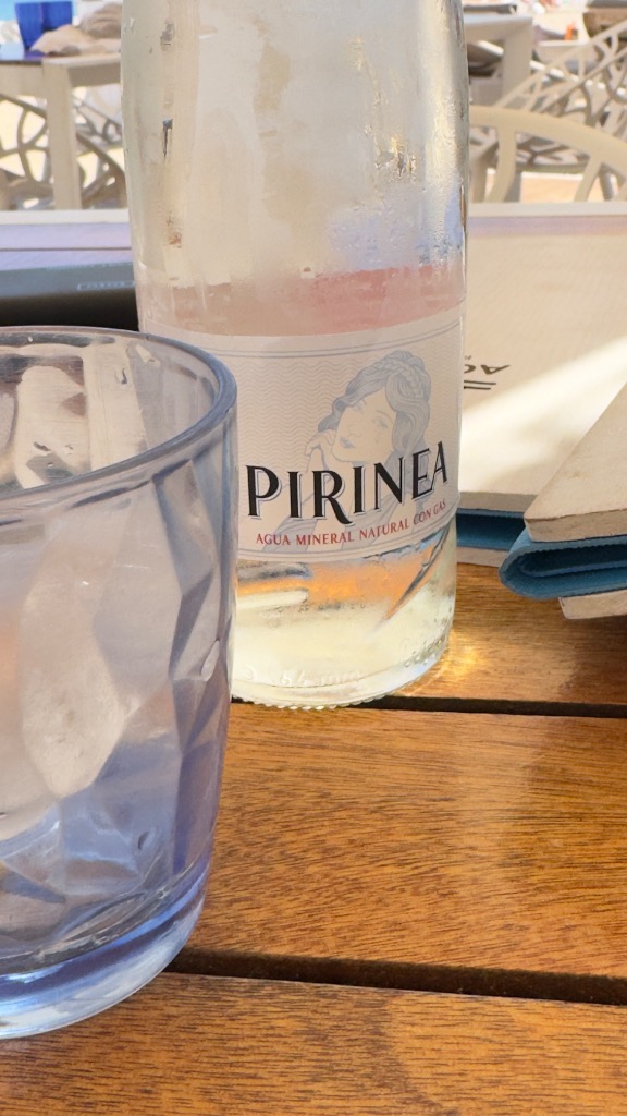 Valoración y opiniones de comida y bebida en Sitges, Acqua Beach, Agua con gas