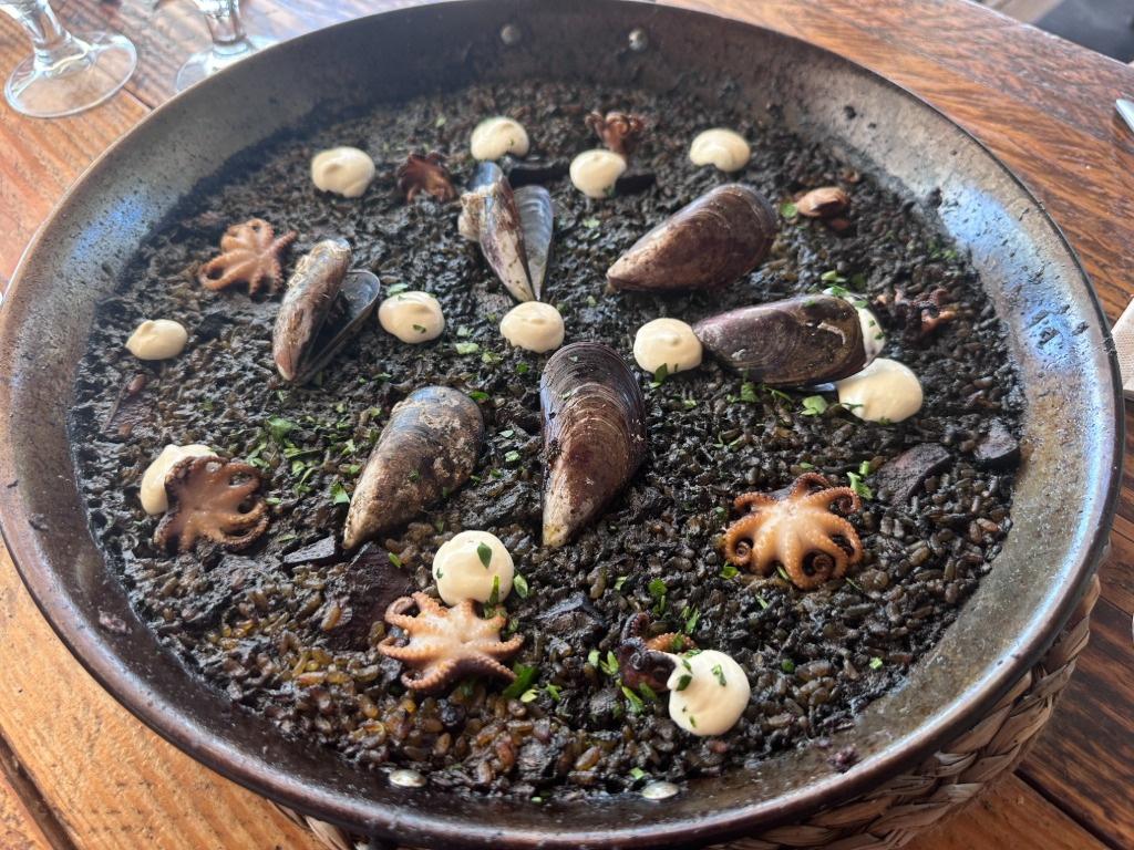 Menu of Beach Bars in Vilassar de Mar, Xiringuito La Caleta, Arroz negro con pulpitos