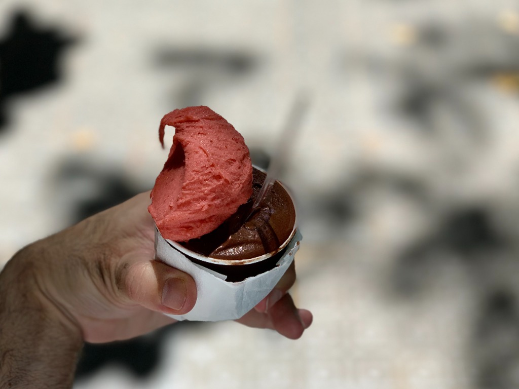 Carta de Heladerías en Barcelona, DelaCrem, Helado de fresa y chocolate negro