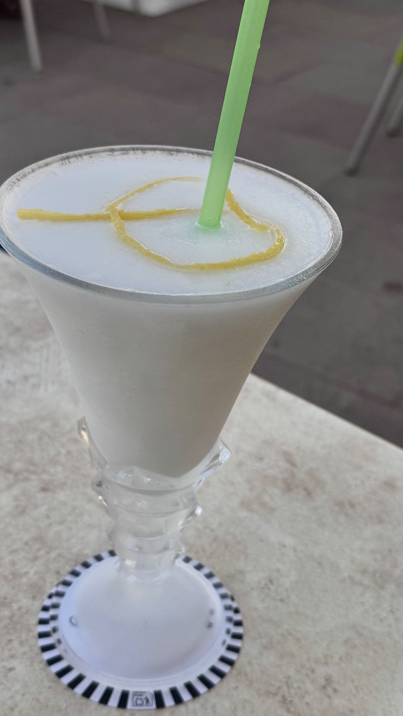 Valoración y opiniones de comida y bebida en Comarruga, La Jijonenca, Cocktail gin fizz