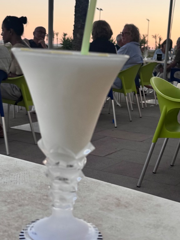 Valoración y opiniones de comida y bebida en Comarruga, La Jijonenca, Cocktail gin fizz