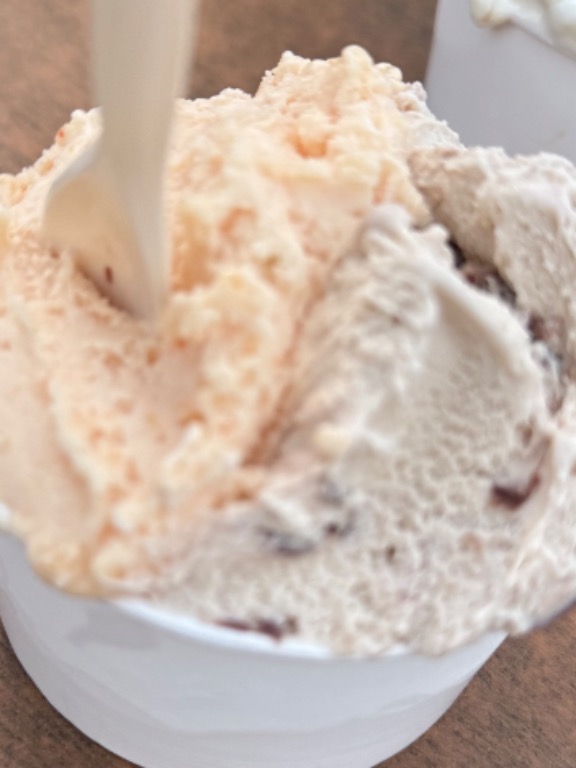 Valoración y opiniones de comida y bebida en Oropesa, Gelateria Fiorentina, Helado de melón y kinder bueno