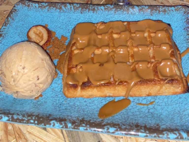 Carta de Pubs en Murcia, NEW CONCEPT ATICO, Gofre de lotus y bola de helado de turrón