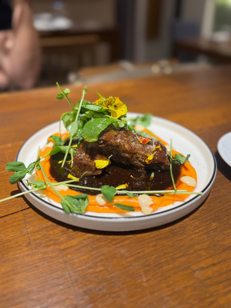 Gastronomy recommendation in Albires: Cordero a baja temperatura y puré de boniato