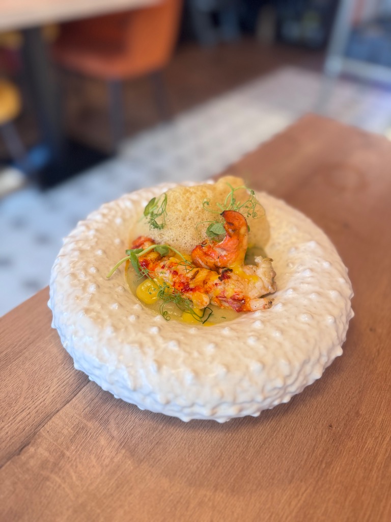 Recomendación gastronómica de Albires: Arroz cremoso de setas, lascas de ibérico, aire de Idiazábal y mollejas glaseadas.