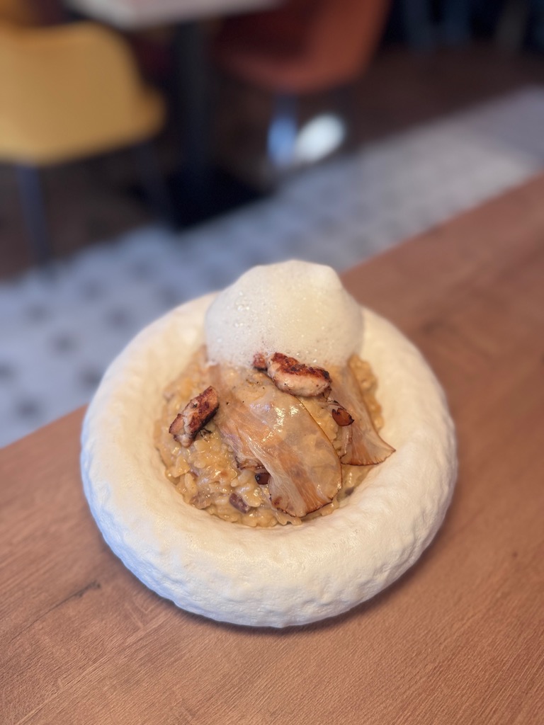 Carta de Restaurantes en Albires, Restaurante Cuinart, Bogavante a la parrilla, brandada de vieras, crema de calabaza y naranja y una emulsión de pimienta, café y curry.