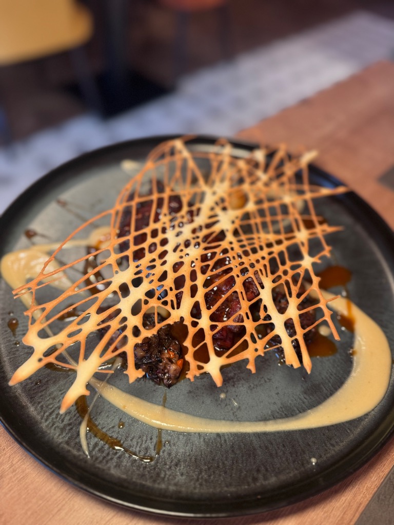 Recomendación gastronómica de Albires: Paletilla de cordero Con ragú de mollejas, salsa de ajo en tres cocciones y un crujiente toque de sidra.