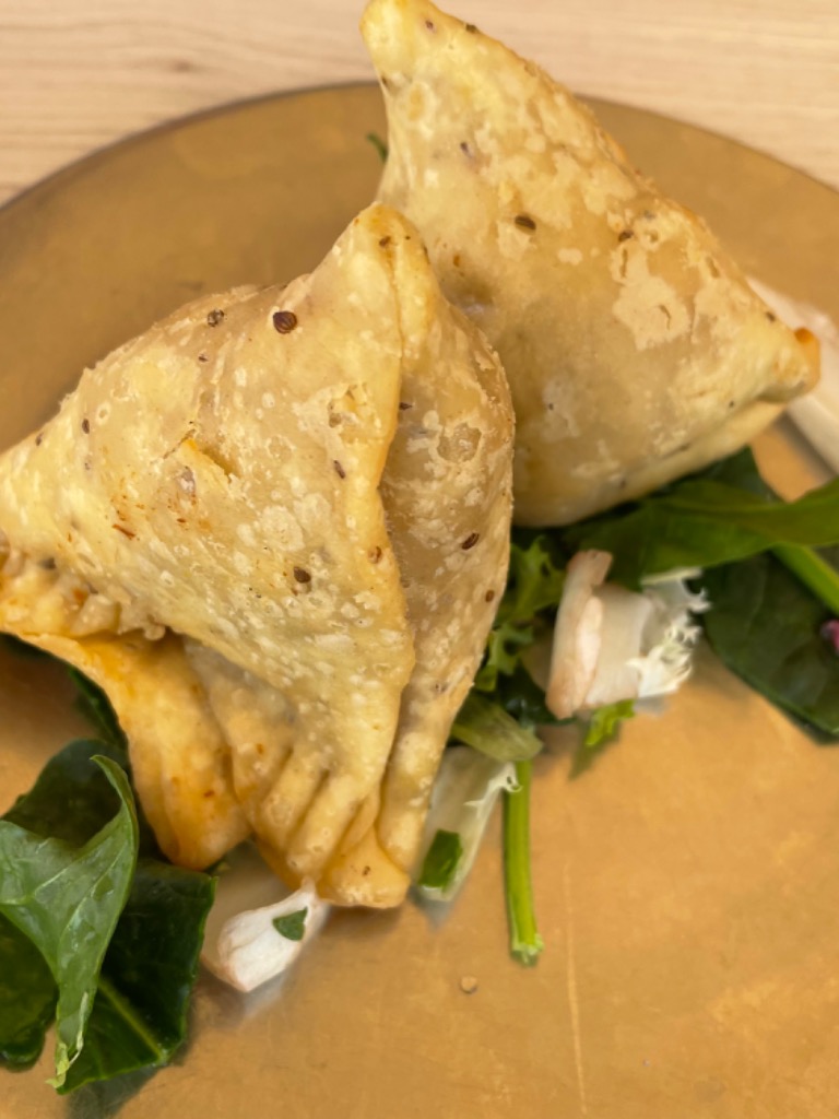 Carta de Restaurantes en Albires, Tiffin, Keema samosa (empanadillas rellenas de cordero)