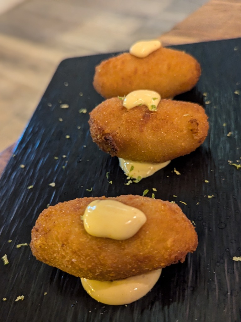 Carta de Restaurantes en Alboraia, COCOA Valencia, Croquetas caseras de quisquilla con emulsión cítrica de gamba roja