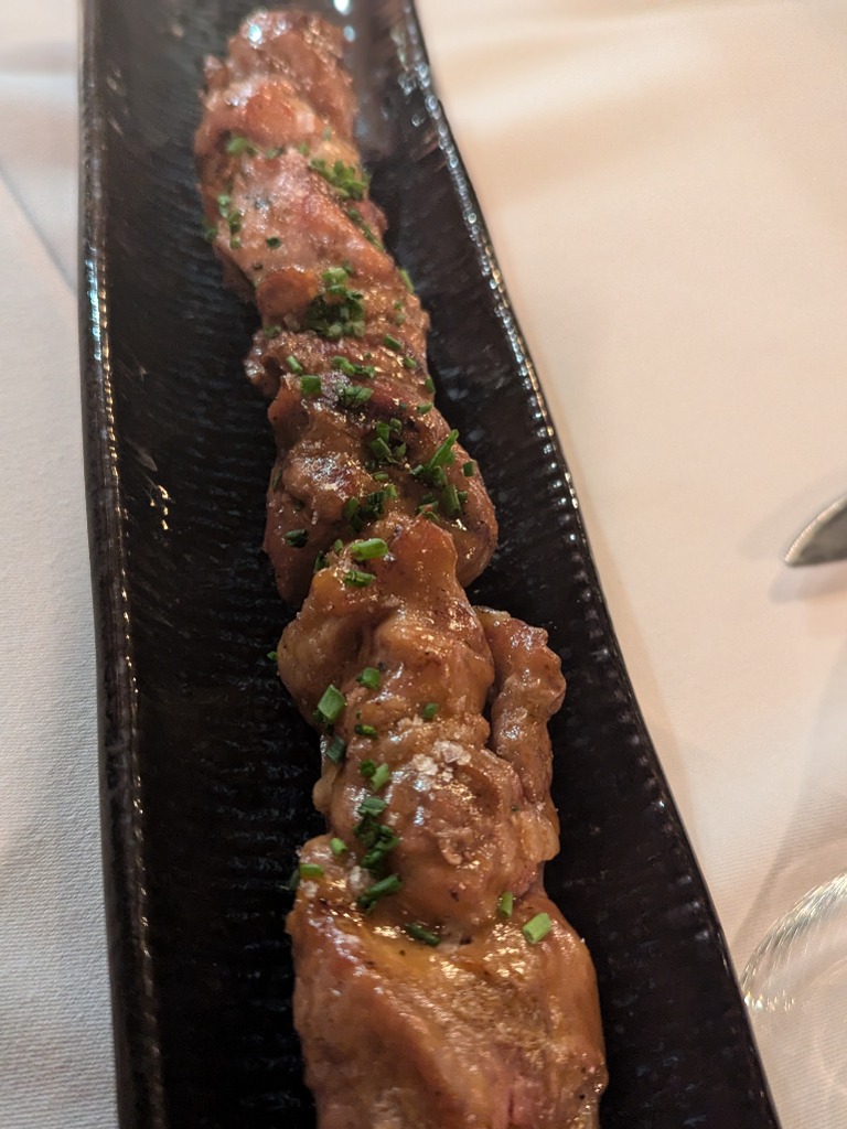 Carta de Restaurantes en Alcalá de Henares, Casa y fonda 1888, Brocheta de cordero lechal a la brasa con sarmientoa