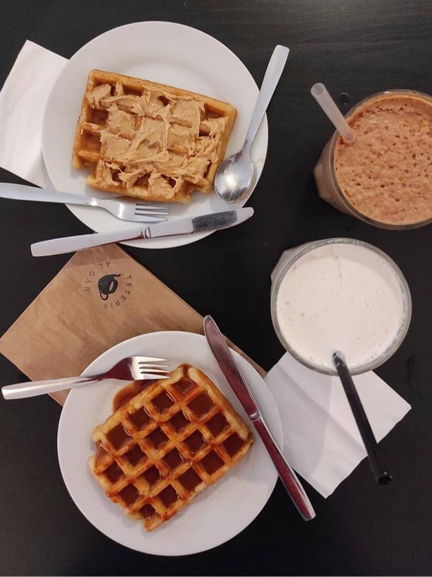 Carta de Cafeterías en Alfafar, Teteria Al Gar, Menú de merienda 🧇🥤• Gofre de dulce de leche + Batido de chocolate blanco y galleta Dinosaurus 🥤🧇• Batido de chocolate y galleta Lotus + Gofre de crema de cacahuete