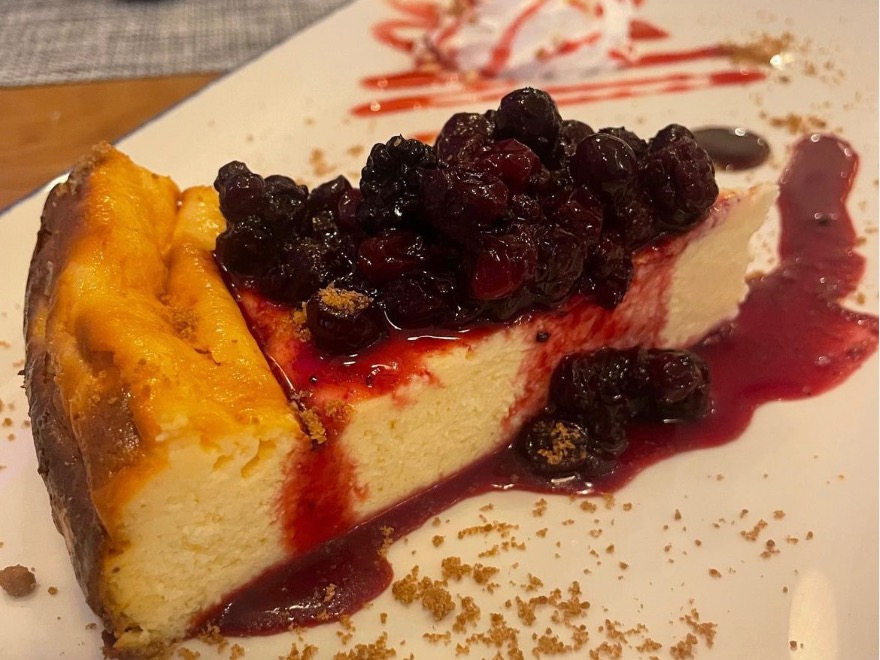 Menu of Restaurants in Alfaz, Kaloú Bistro, Tarta de queso con confitura de arándanos