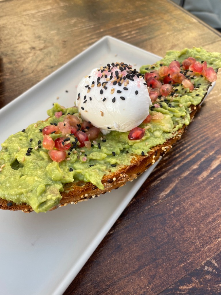 Carta de Restaurantes en Alfaz, Wanderlust ️, Tostada con guacamole, granada, huevo poche y semillas de sésamo