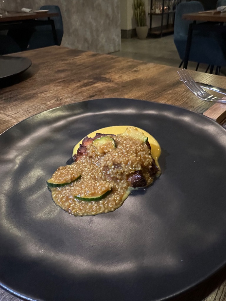 Carta de Restaurantes en Alicante, Apyrita Restaurante, Costilla de cerdo Iberico , quinoa y melocotón