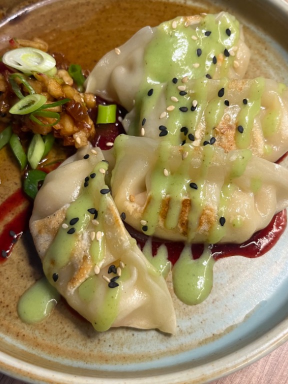 Carta de Restaurantes en Alicante, Boga Sky Lounge, Gyozas con tartar de manzana granny con relish de pepinillo asado