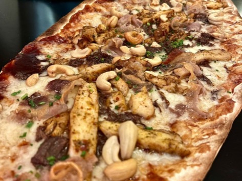 Carta de Restaurantes en Alicante, Burro Canaglia Bar&Resto - Alicante, Pizza vieja orleans con salsa bbq, mozzarella, guanciale, carne de vaca vieja asada, pollo de corral, pimiento y anacardo
