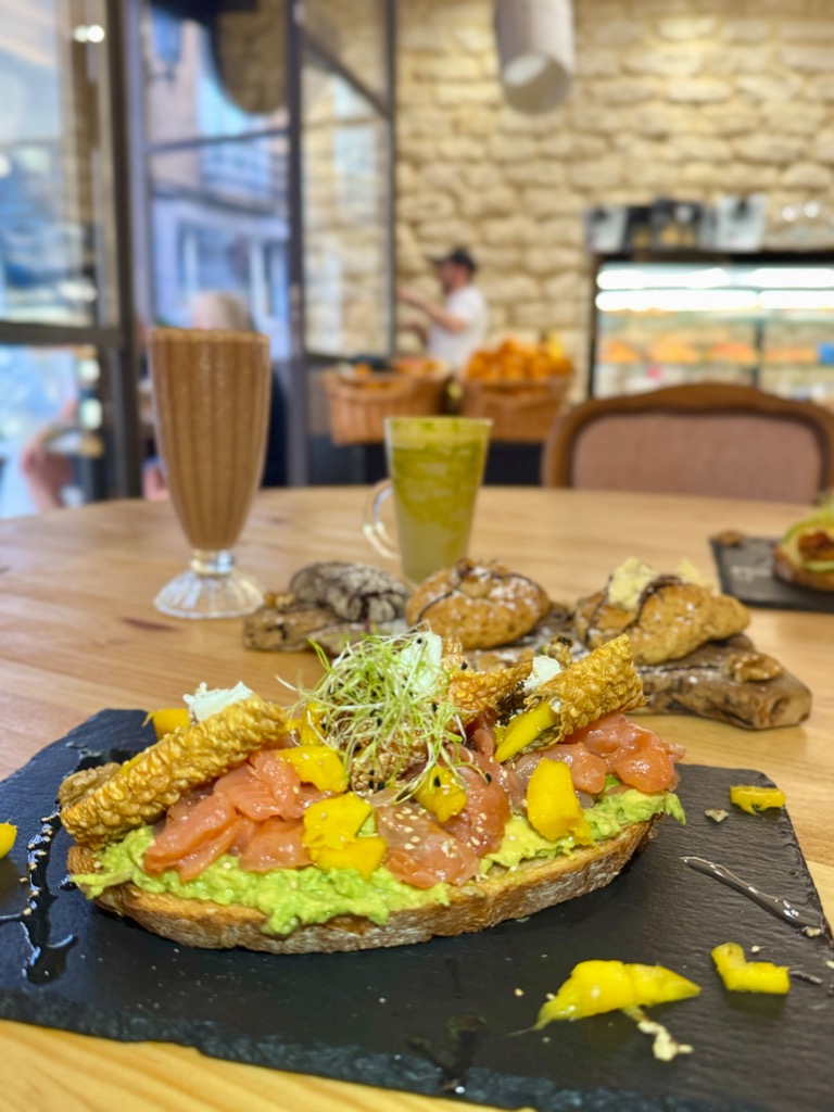 Menu of Restaurants in Alicante, Café Bardin, Tosta de aguacate, salmón, mango y nueces