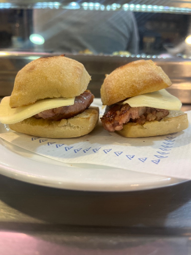 Carta de Restaurantes en Alicante, Cervecería Layton, Montadito de Salchicha con quedo