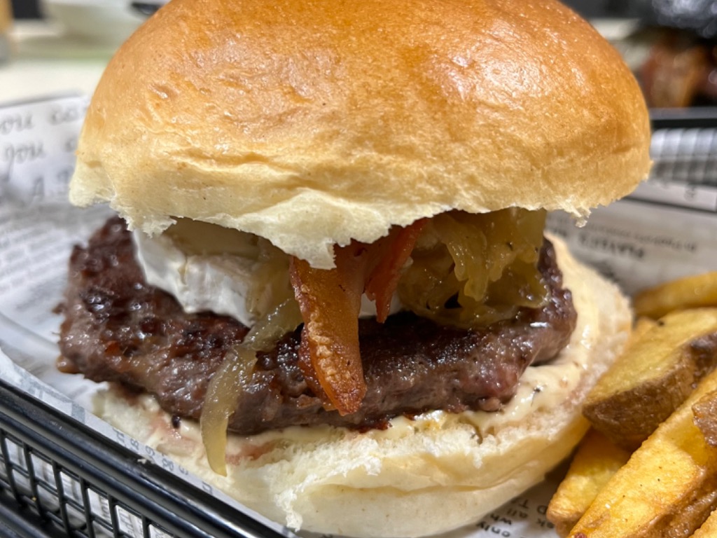 Menu of Restaurants in Alicante, El Burger de Lara, Hamburguesa con queso de cabra, cebolla catamelizada y salsa secreta