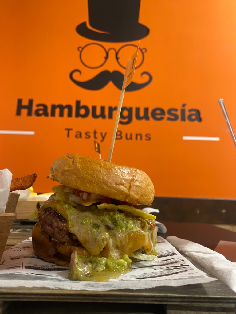 Carta de Restaurantes en Alicante, hamburguesería Tasty buns, Hamburguesa La ranchera Con poco de gallo, guacamole casero y totopos crujientes