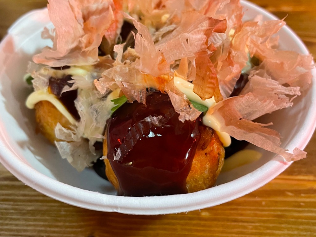 Carta de Restaurantes en Alicante, Natsu Ramen, Buñuelos rellenos de pulpo. Bocadillo en forma de bola, se rellena con pulpo picado o cortado en cubitos, cubierta con salsa takoyaki, mayonesa y katsuobushi (hojuelas de bonito).