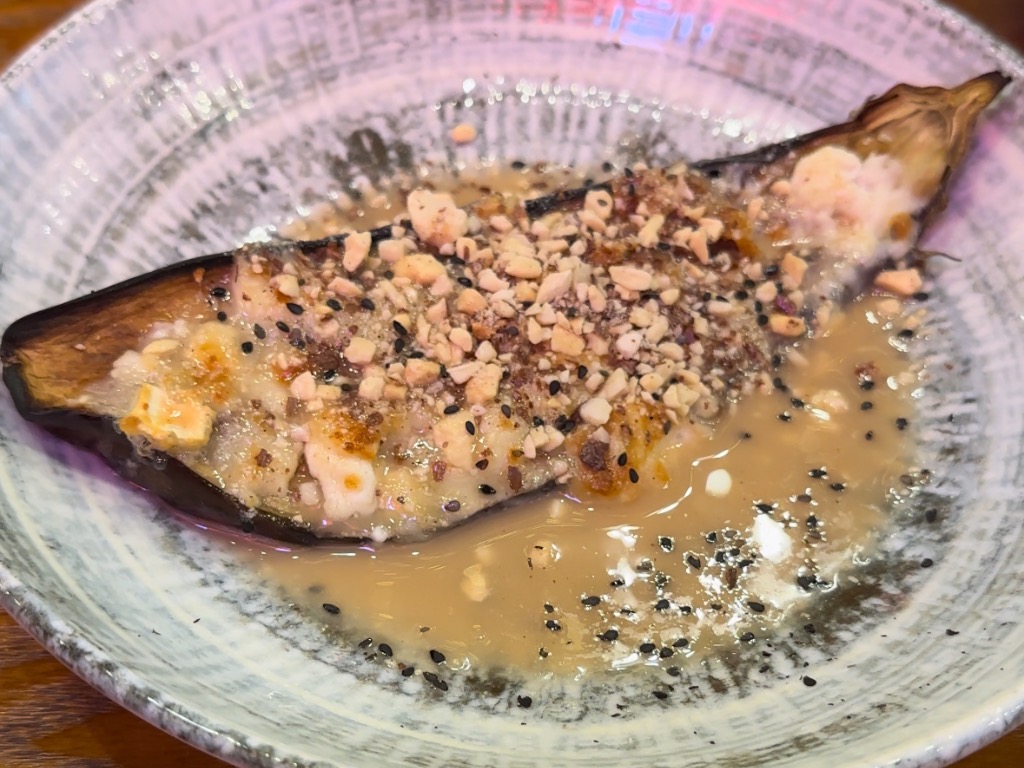 Carta de Restaurantes en Alicante, Rice&Bones Bar, Berenjena con queso de cabra y praline de almendras