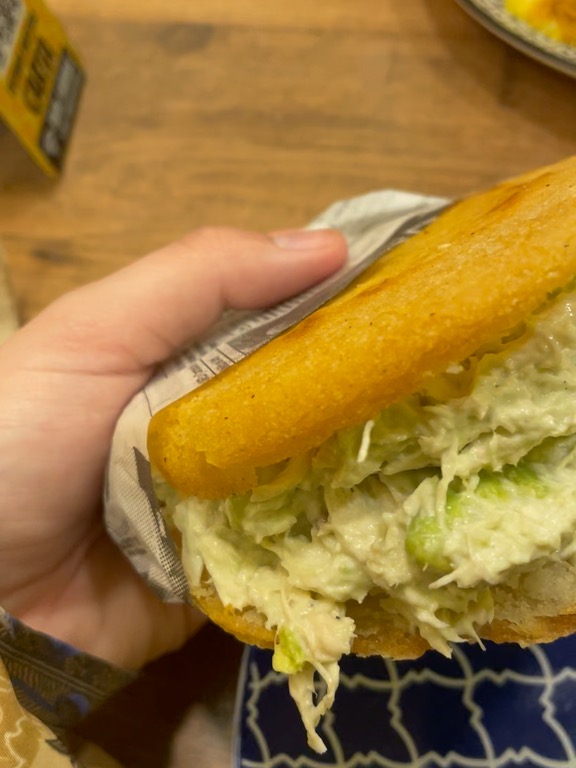 Carta de Restaurantes en Alicante, Sabolé, Arepa reina pipiada con aguacate, pollo, mayonesa y queso