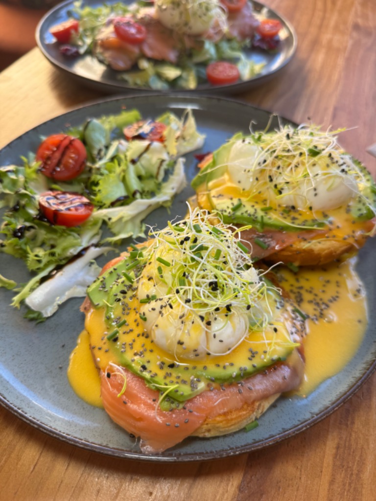 Carta de Restaurantes en Alicante, Sweet Corner, Beagle con salmon, aguacate, huevo y cheddar