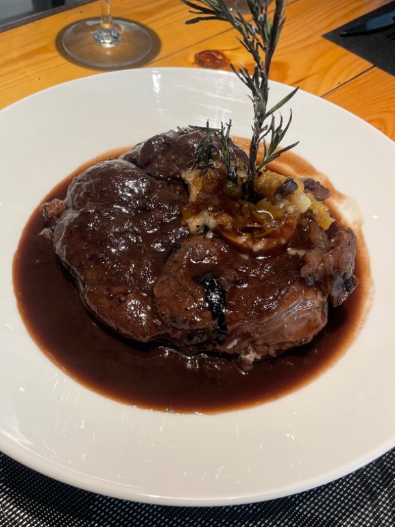 Carta de Restaurantes en Alicante, Terraviva, Ossobuco de ternera con demiglace de ternera, queso parmesano y manzana caramelizada