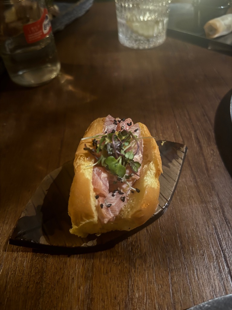 Carta de Restaurantes en Alicante, Voltereta, Bienvenido a Tanzania, Brioche artesano con atún rojo salvaje, mayonesa de chile dulce y ralladura de lima.