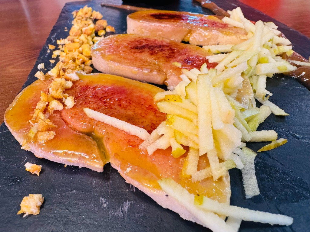 Gastronomy recommendation in Aller: Foie curau en sal, caramelizau con manzana y crema de membrillo