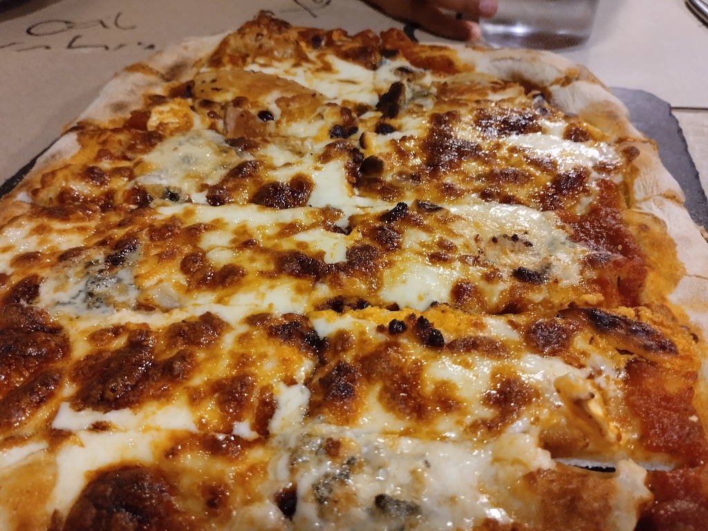 Gastronomy recommendation in Aller: Pizza quesos asturianos con avellana