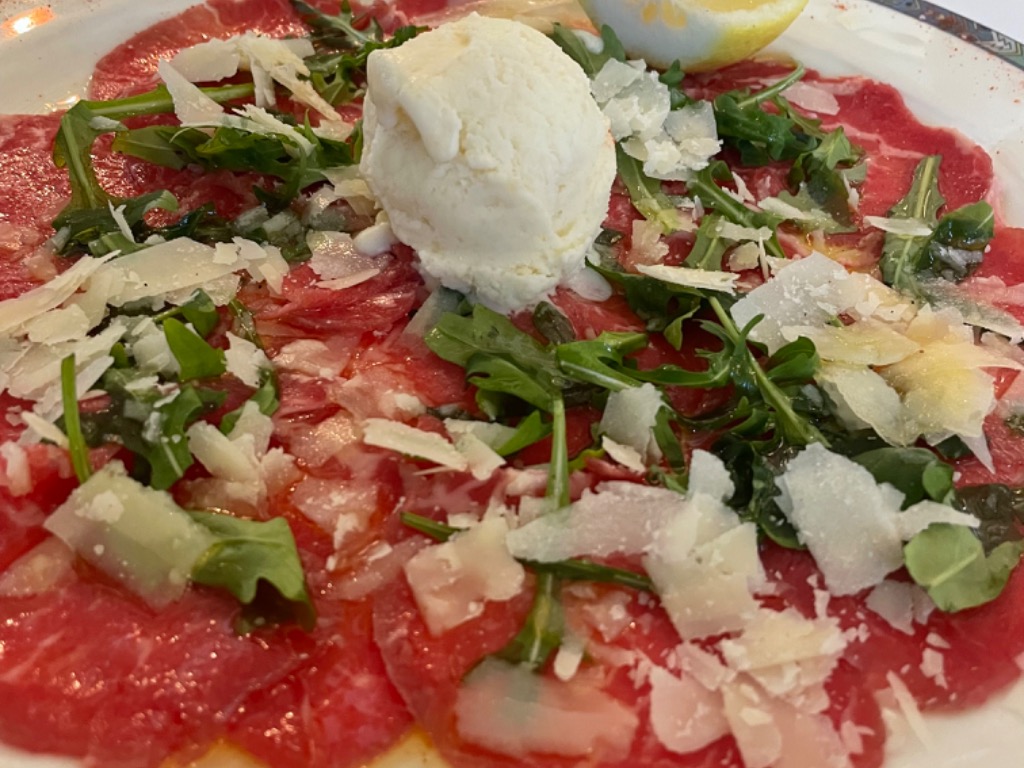 Carta de Restaurantes en Altea la Vella, il Giardino Nova Bussola, Carpaccio con helado de parmesano