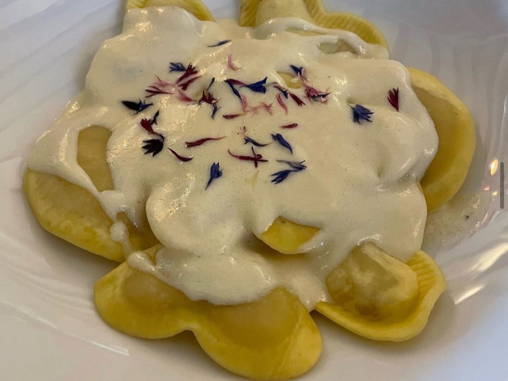 Carta de Restaurantes en Altea la Vella, il Giardino Nova Bussola, Cuori di pera. Raviolis rellenos de pera, queso de cabra con nata y parmesano.