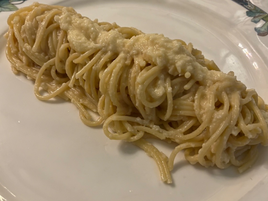 Carta de Restaurantes en Altea la Vella, il Giardino Nova Bussola, Espaguetis gordos en rueda de parmesano