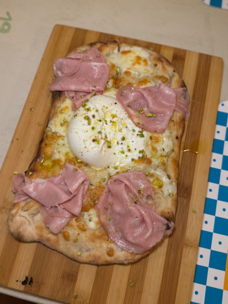 Carta de Restaurantes en Altea, La Bottega dei Sapori Altea, Pizza con mortadela y burrata