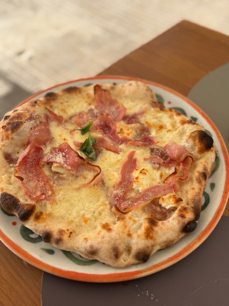 Carta de Restaurantes en Altea, MadreVita, Pizza de bacon, queso de cabra y cebolla caramelizada