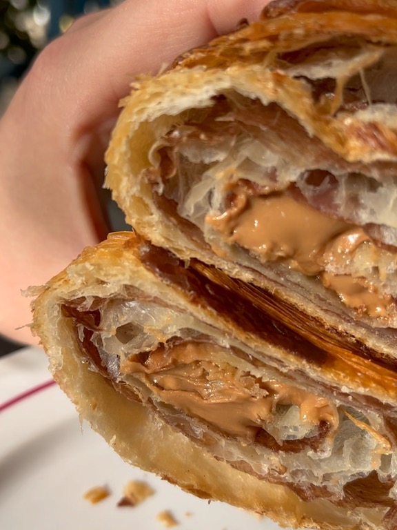 Carta de Cafeterías en Altea, Pastisseria Dolç, Croissant crema de cacahuete y chocolate con leche