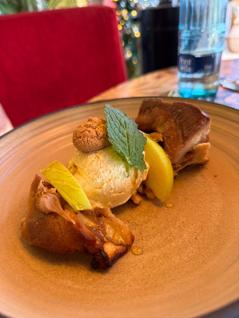 Gastronomy recommendation in Altea: Tarta de manzana con helado de vainilla