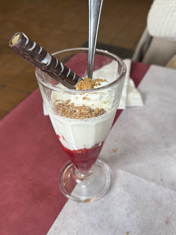 Carta de Restaurantes en Añézcar, Txikottxikot Bar restaurante, Frappe de yogur con coulis de fresas.