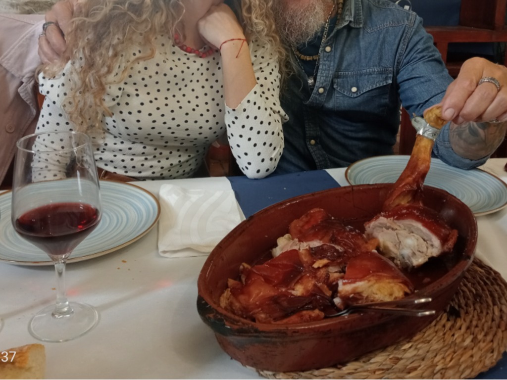 Valoración y opiniones de comida y bebida en Añézcar, Txikottxikot Bar restaurante, Gorrín asado en horno de leña D.O Segovia