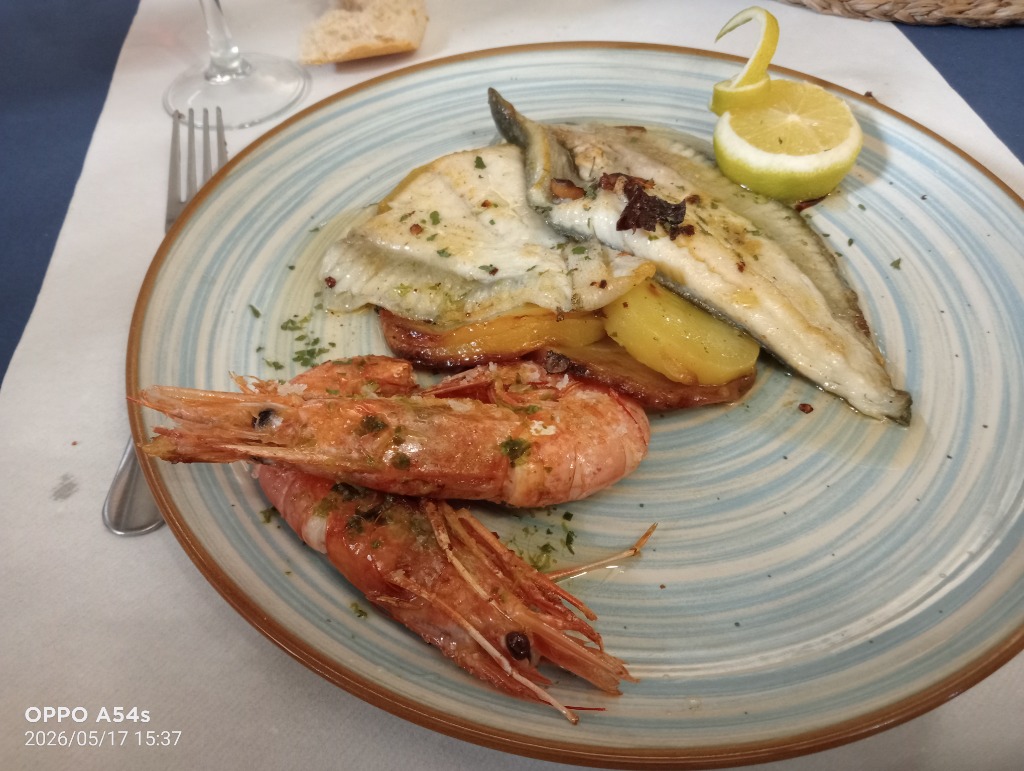 Valoración y opiniones de comida y bebida en Añézcar, Txikottxikot Bar restaurante, Rodaballo al horno