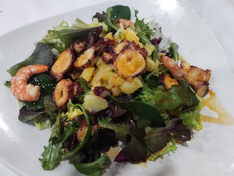Menu of Restaurants in Aoiz, Beti - Jai, Ensalada de pulpo y langostinos con patatas aliñadas
