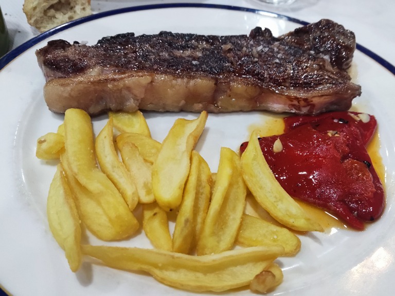 Gastronomy recommendation in Aoiz: Entrecot a la parrilla con patatas y pimientos