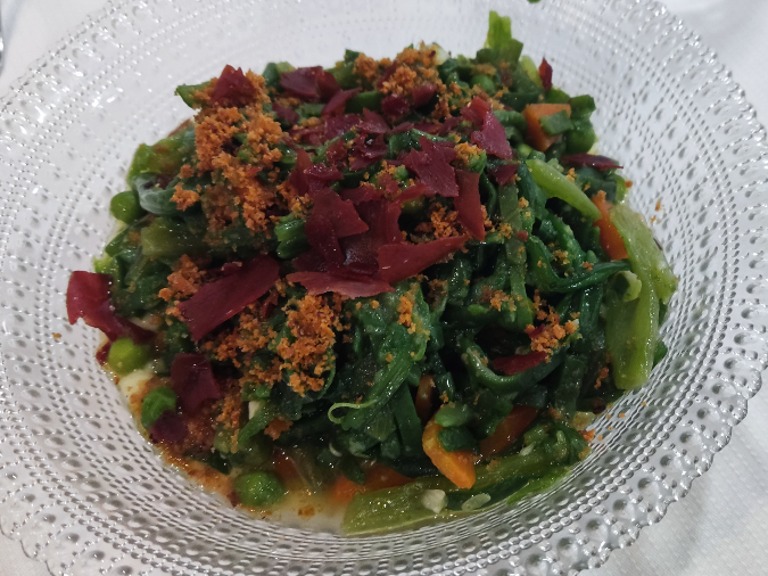 Gastronomy recommendation in Aoiz: Salteado de verduras, sobre crema de patatas y crujiente de Ibericos