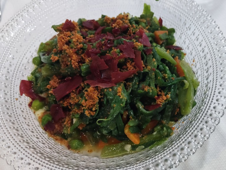 Menu of Restaurants in Aoiz, Beti - Jai, Salteado de verduras, sobre crema de patatas y crujiente de Ibericos