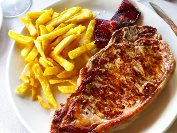 Carta de Restaurantes en Arbizu, Restaurante Camping Arbizu, Txuleta de ternera con patatas y piquillo