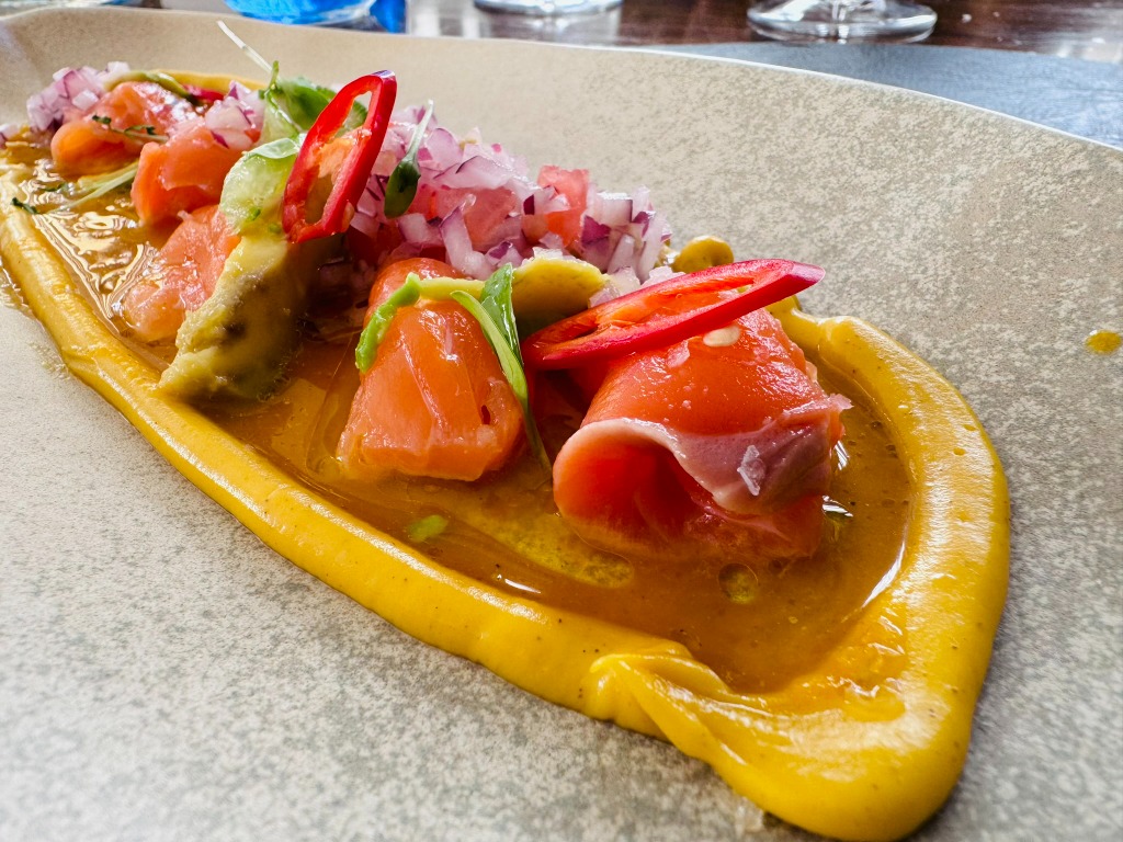 Menu of Restaurants in Arona, Restaurante qapaq, Tiradito de salmón con leche de lulo y rocoto, crema de batata asada, chalaca y aguacate