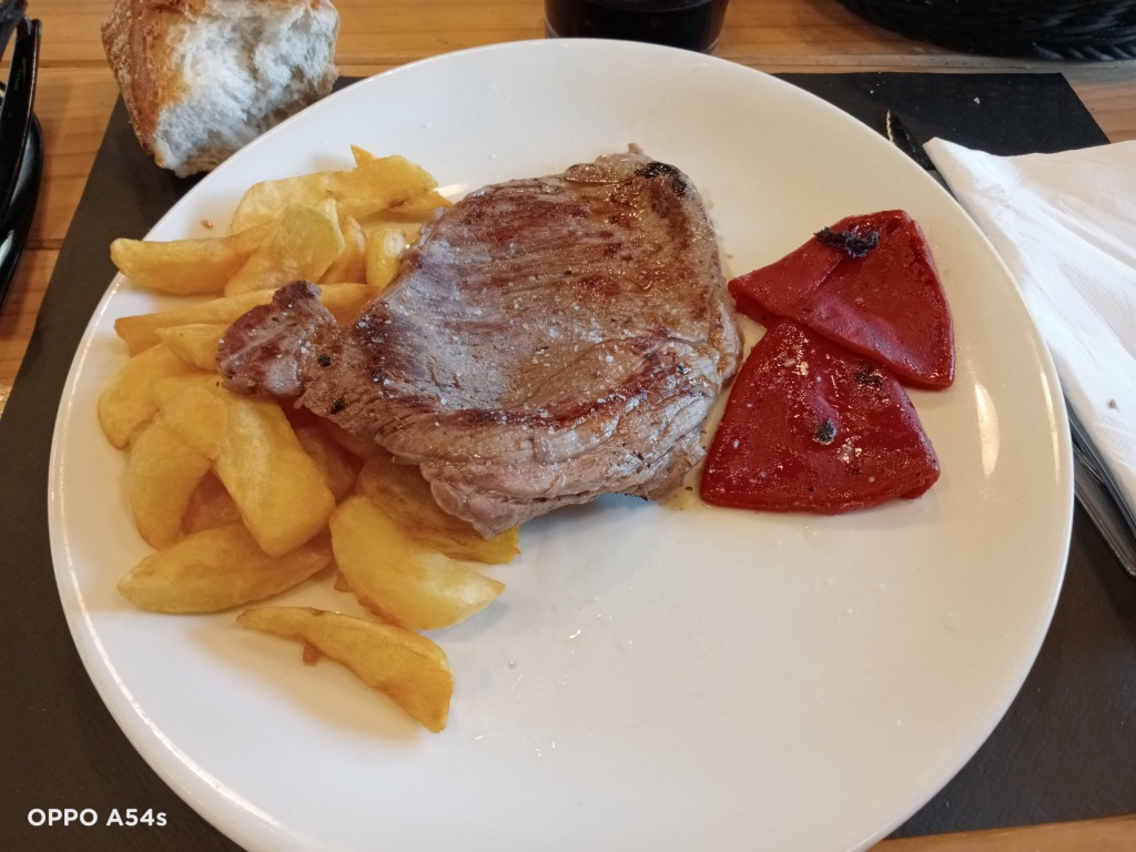 Carta de Restaurantes en Aróstegui, Camping IZARPE, Filete de ternera de Navarra con patatas fritas y pimientos piquillo