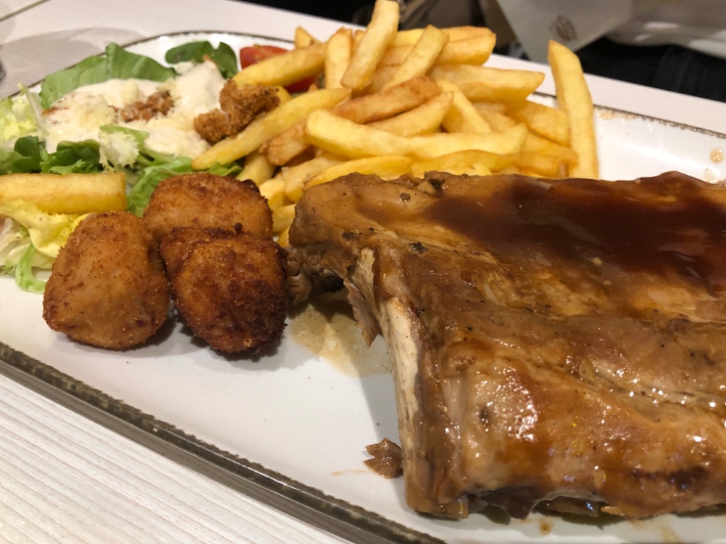 Carta de Restaurantes en Barakaldo, Krunch, Costilla con croquetas, patatas y ensalada de pollo
